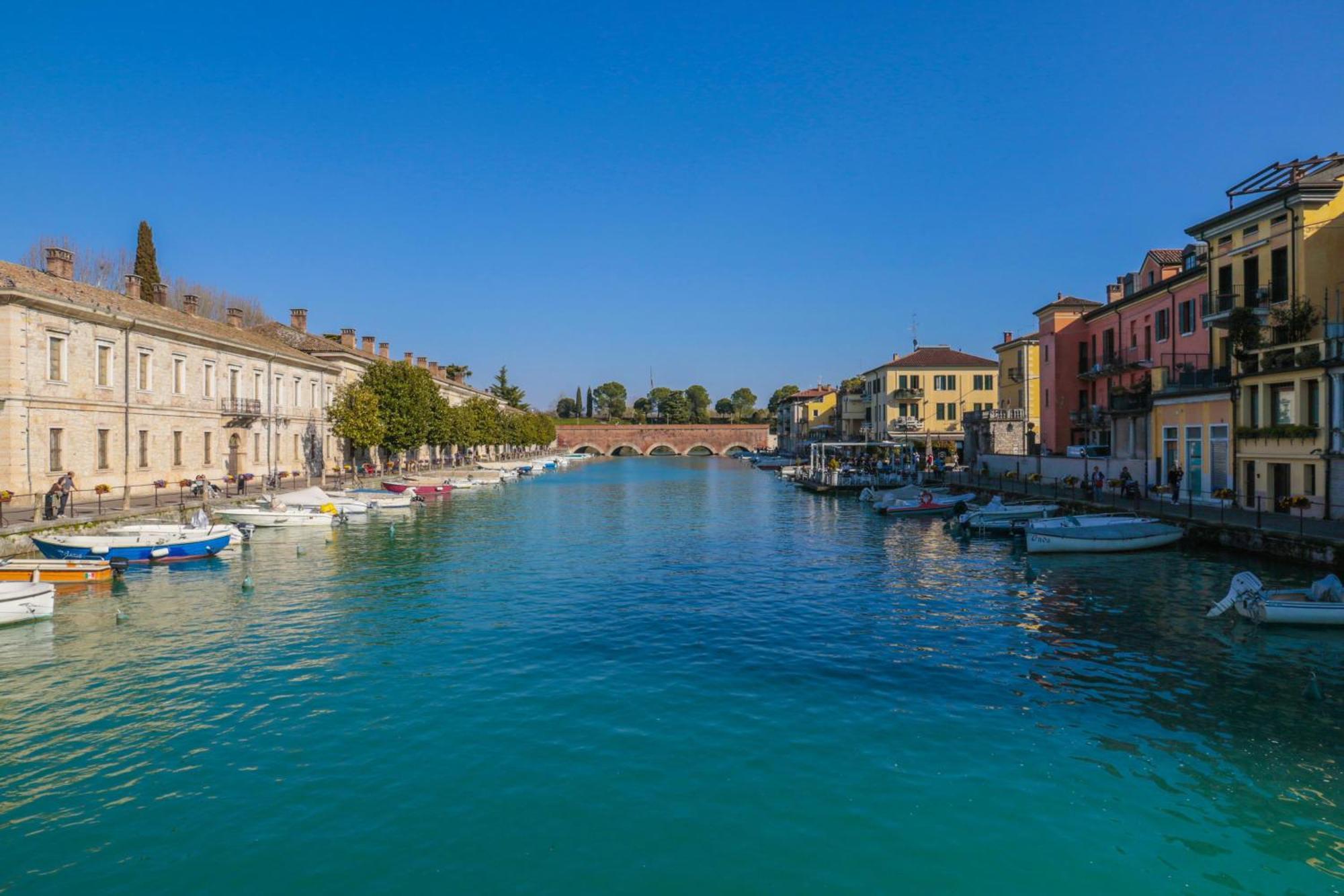 Le Finestre Sul Borgo Rooms Peschiera del Garda Buitenkant foto