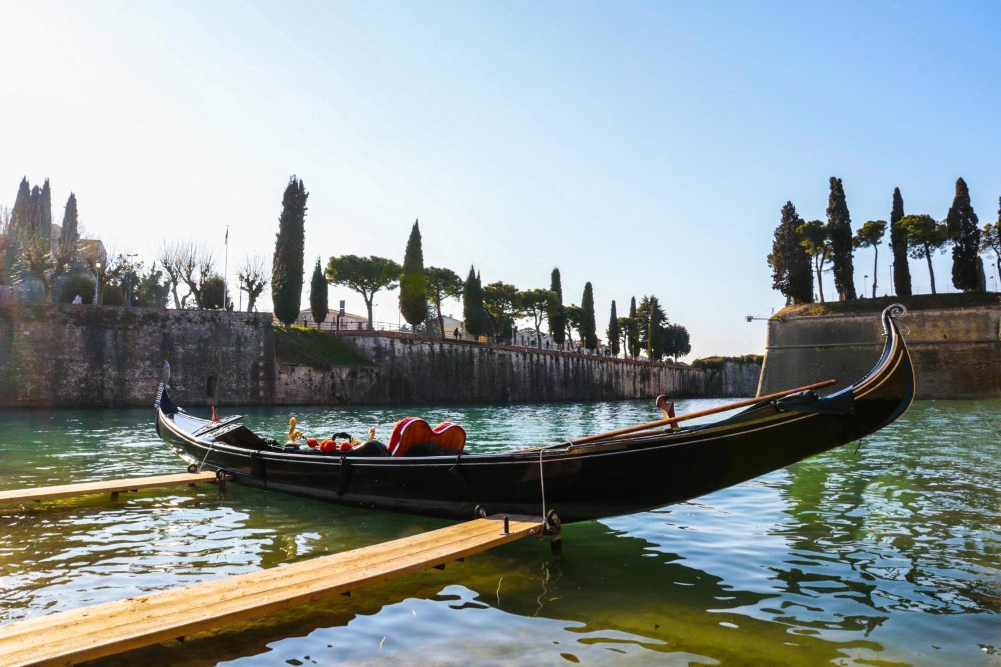 Le Finestre Sul Borgo Rooms Peschiera del Garda Buitenkant foto