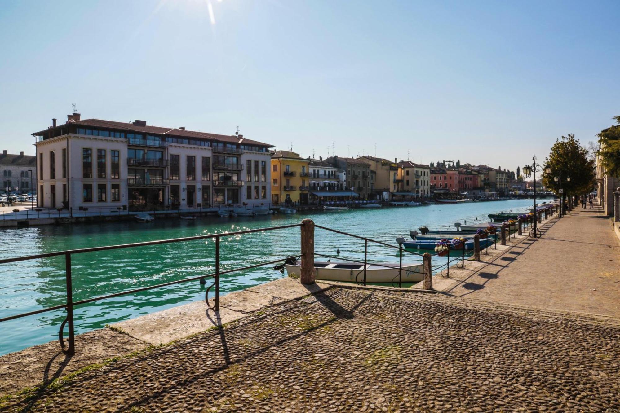 Le Finestre Sul Borgo Rooms Peschiera del Garda Buitenkant foto