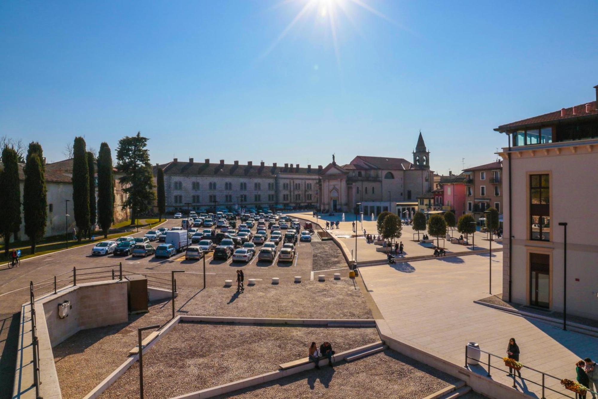 Le Finestre Sul Borgo Rooms Peschiera del Garda Buitenkant foto