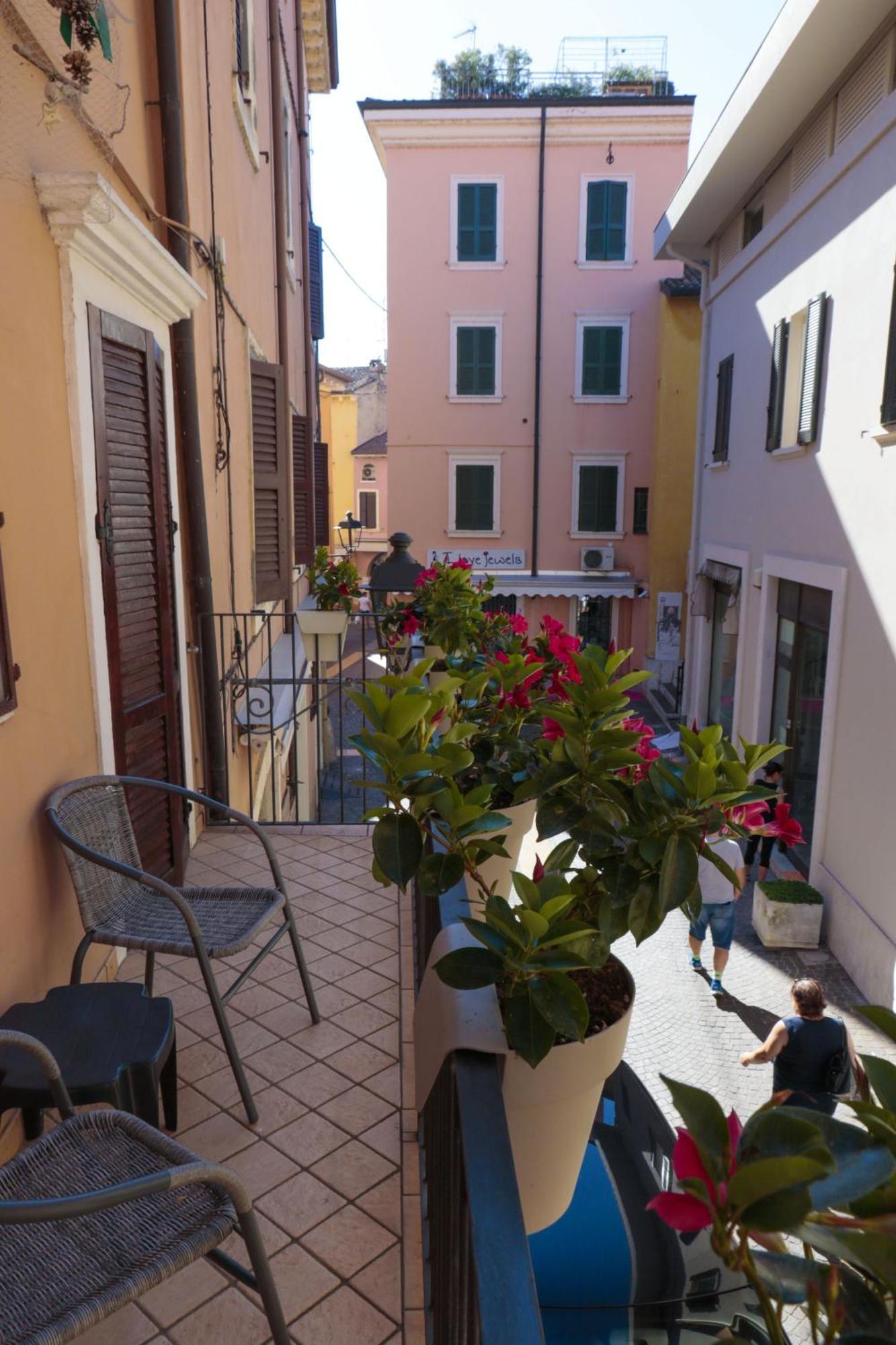 Le Finestre Sul Borgo Rooms Peschiera del Garda Buitenkant foto