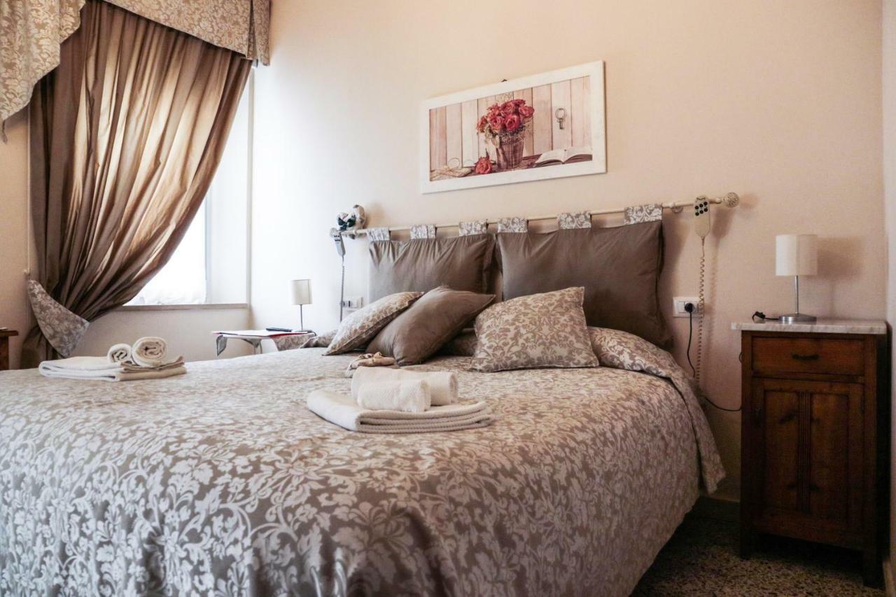 Le Finestre Sul Borgo Rooms Peschiera del Garda Buitenkant foto